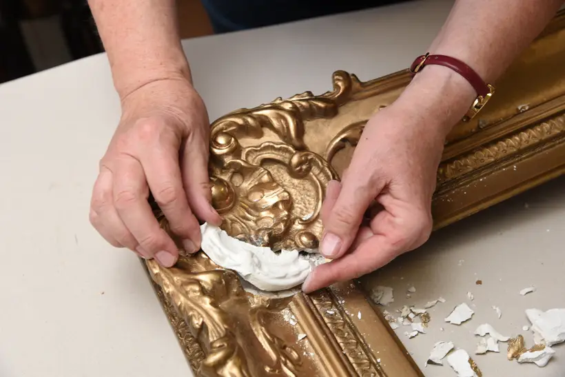 Kittung an einem historischen vergoldeten Bilderrahmen