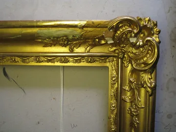 Goldrahmen mit fehlendem Ornament vor der Restaurierung in Berlin