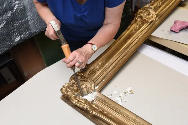 Goldrahmen wird im Atelier am Kaiserdamm restauriert