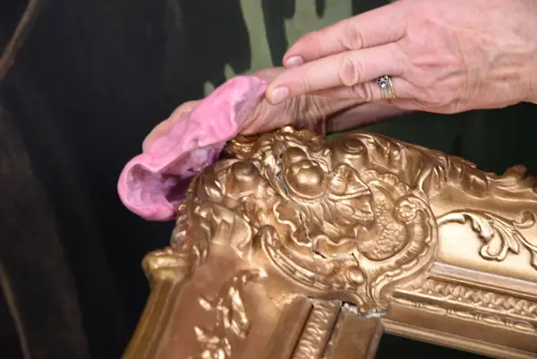 Abformung eines Ornaments an einem Stuckrahmen in Berlin