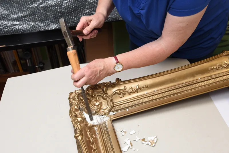 Restaurierung eines historischen Bilderrahmens im Atelier in Berlin