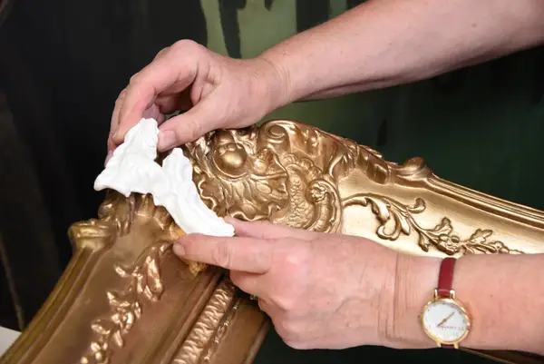 Ergänzung eines fehlenden Ornaments an einem Stuckrahmen